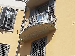 Costretta a traslocare per il vicino che la fotografa sul balcone 
Ma l’anziano stalker viene assolto  
