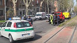 Si schianta contro un furgone, ferito un motocilista