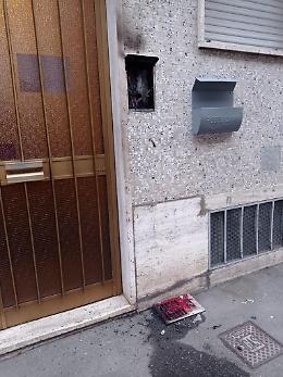 Raid notturno dei vandali, bruciati i citofoni