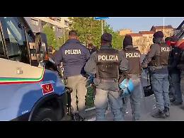 Il video dello sgombero dell'ex caserma La Marmora