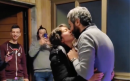 Serenata del cantante ai futuri sposi. E il condominio diventa una "balera" 
