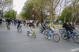 Il corteo di biciclette per l'ultimo saluto a Velio e Gabriele (IL VIDEO)