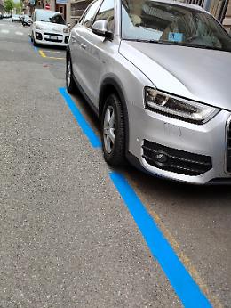 Crocetta, arrivano le nuove strisce blu e "inglobano" le auto
