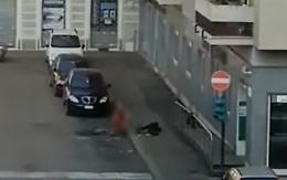 Un uomo nudo in piazza. "Buona Pasqua da Barriera di Milano"