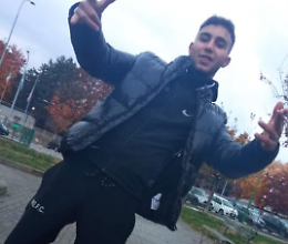 Giovane soffocato nel cassonetto, si indaga per omicidio