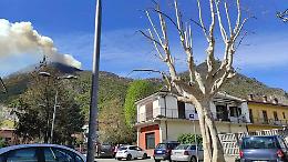Incendio  nei boschi vicino alla Sacra di San Michele