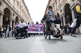 L'orgoglio dei disabili in corteo «contro tutte le barriere»