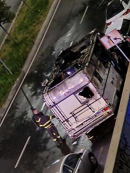 Il piromane colpisce ancora, due camper e un camion divorati dal fuoco