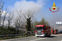 Il fuoco distrugge il fienile di un'azienda agricola