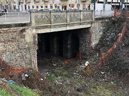 Il trincerone ferroviario abbandonato tra i rifiuti: «E' uno scandalo»