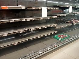 «Buttati via quintali di cibo», il blackout svuota i supermercati