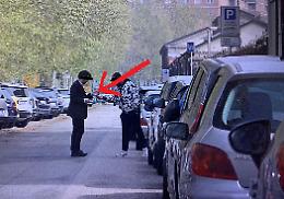 «Dammi i soldi o ti rigo la macchina», ma arriva la polizia e arresta il parcheggiatore abusivo