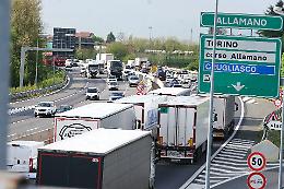 Chiude una corsia in tangenziale e il traffico va in tilt