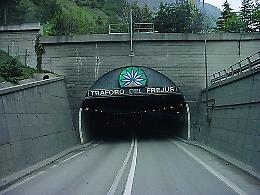 Chiude il traforo del Monte Bianco, rischio traffico e caos al Frejus 