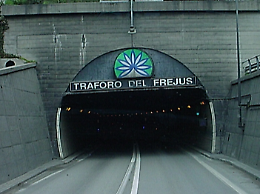 Traforo del Frejus chiuso un’ora, traffico in tilt: attese fino a 90 minuti per percorrerlo verso la Francia
