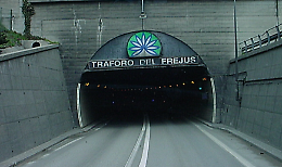 Traforo del Frejus chiuso ai mezzi pesanti: traffico dirottato sul Monte Bianco
