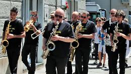 La parata per le strade della città inaugura il Torino Jazz Festival