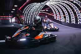 Guarda il nipote che va sul go-kart, si sente male e muore a bordo pista