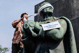 Statue bendate per aprire gli occhi sul clima