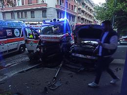 Schianto terribile, auto contro ambulanza: quattro feriti gravi