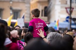 Le famiglie arcobaleno in piazza: «Giù le mani dai nostri figli e dalle nostre figlie»