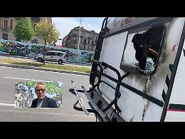 Racket: un altro camper bruciato e nessuno sposta le carcasse delle auto distrutte