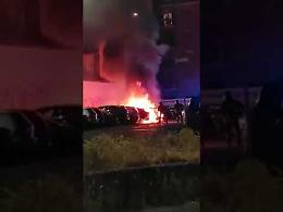 Ancora incendi a Borgo Vittoria: a fuoco tre auto nella notte - IL VIDEO