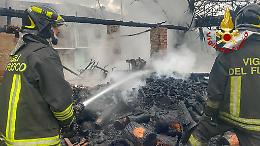 Incendio ad Avigliana, distrutta una legnaia