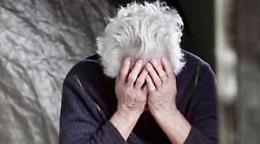 Svuota il conto alla madre disabile e poi la sequestra nell&rsquo;appartamento