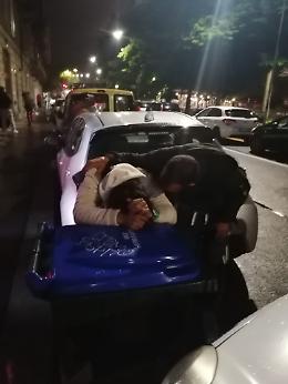Maxi rissa in periferia, botte da orbi e poliziotti aggrediti