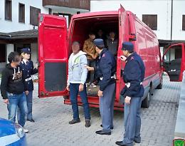 Passeur fermato al confine del Monginevro con 32 migranti nel furgone