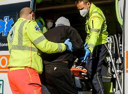 Sputi, calci e pugni ai due volontari del 118. E in ospedale ci finiscono loro
