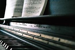 Concerto omaggio a Ezio Bosso: il Teatro Regio di Torino celebra la memoria del grande musicista torinese