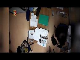 Mazzette per le carte d'identità agli stranieri. Funzionaria del Comune di Torino in manette e indagato un suo collega
