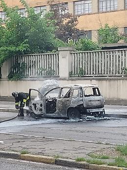 Ancora un'auto a fuoco, questa volta a due passi da Fca