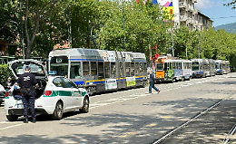 Auto parcheggiata male, colonna di tram bloccati in corso Belgio
