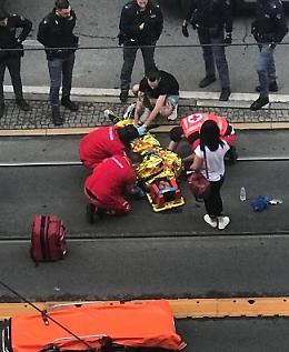 Rissa in mezzo all'incrocio, un uomo preso a bottigliate davanti ai passanti