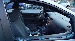 Con un tombino spacca il vetro del taxi per rubare, ladra presa dalle volanti