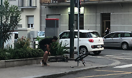 Molesta i passanti con una bottiglia rotta: lo pestano a sangue