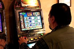 Gioco d'azzardo, 2mila "slot" in più in Piemonte: «Così aumentano i ludopatici»