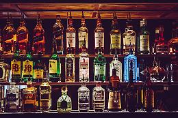 Vodka e champagne alla festa di 14enni: uno sviene ubriaco e il questore chiude la discoteca