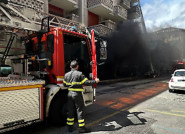 Incendio nel box auto, un intossicato in via Cellini