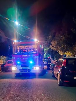 Auto in fiamme a Moncalieri, vigili del fuoco bloccati dalla sosta selvaggia