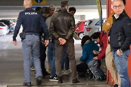 Ambientalisti all'aeroporto di Caselle per fermare i jet: bloccati dalla polizia