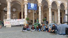«Noi, truffati e costretti a dormire per terra». Studenti in tenda contro il caro affitti