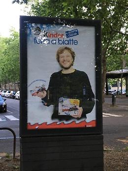 Sui manifesti di Torino arriva il "Kinder fetta a blatte"