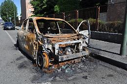 Il piromane colpisce ancora, bruciata un'altra auto nel quartiere