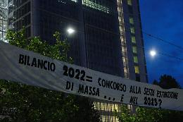 Assalto all'alba al grattacielo IntesaSanpaolo