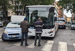 Incidente fra auto e bus, paura per i passeggeri dopo lo schianto: arriva l’ambulanza