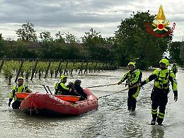 Eroi torinesi in Emilia Romagna per l'alluvione: i vigili del fuoco salvano due donne bloccate dall'acqua